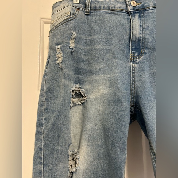 Women's Ripped Mid-Rise Denim Bermuda Shorts Frayed
Stretch Jean Shorts, XXL - Picture 6 of 9